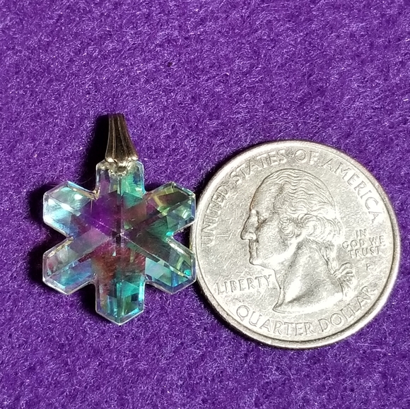 Sparkly Snowflake pendant charm rainbow aurora borealis winter iridescent - Picture 3 of 17
